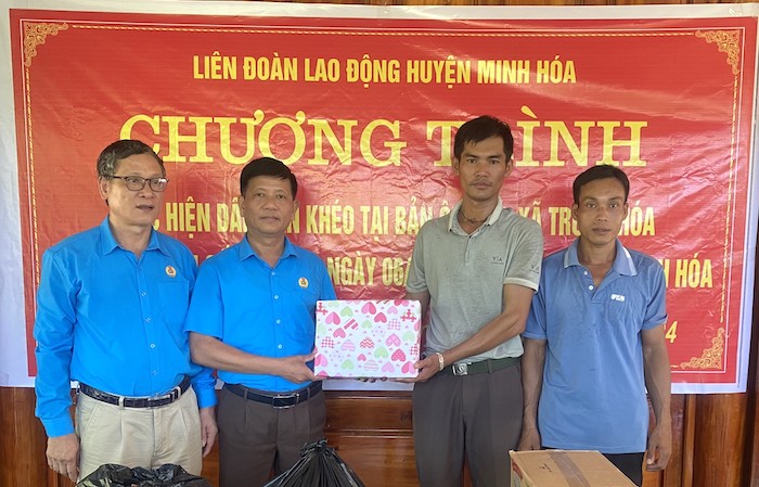 LĐLĐ huyện Minh Hóa tặng quà cho người dân vùng khó khăn. Ảnh: H. Phi