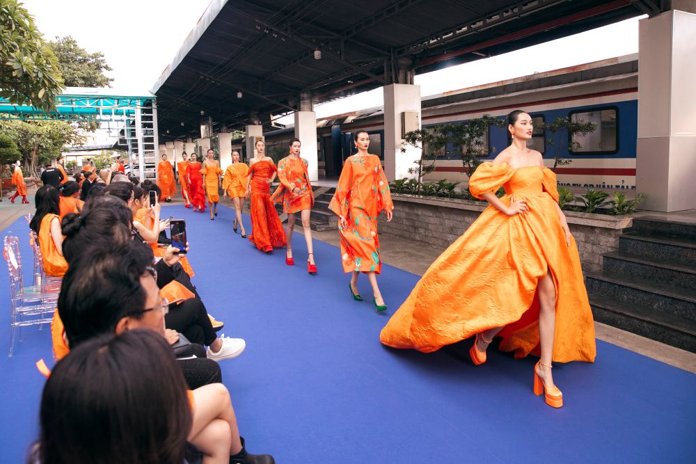 The show combines fashion with famous landmarks. Photo: Organizing Committee.