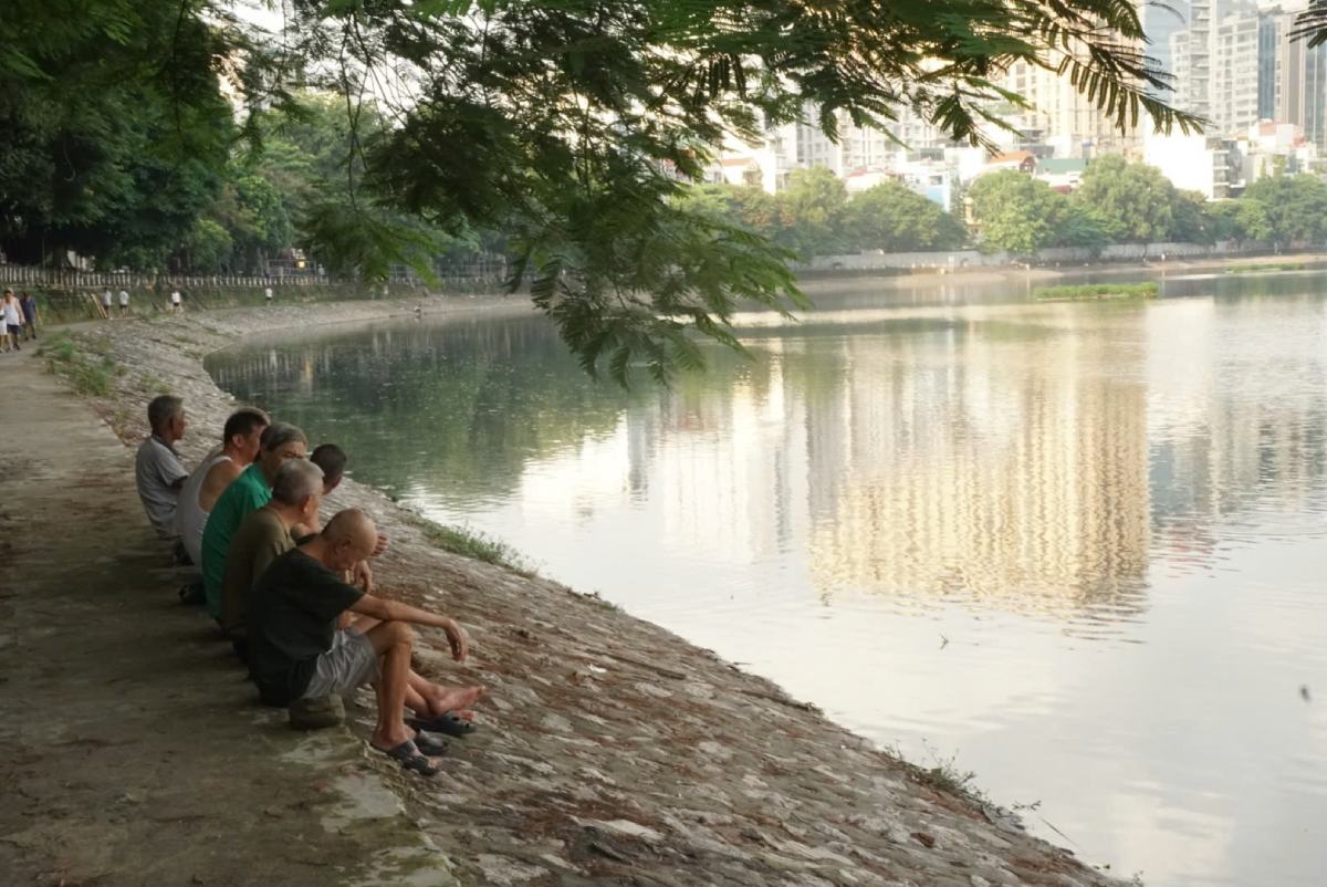 Nhiều người dân mong muốn dự án cải tạo hồ Đống Đa (Hà Nội) hoàn thành đúng thời hạn. Ảnh: Công Hòa