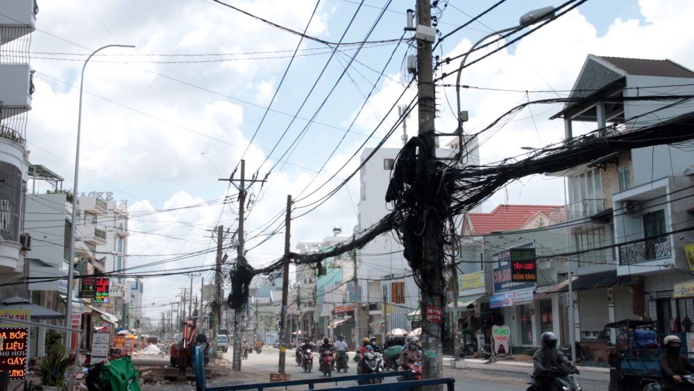 Dự án mở rộng đường hơn 1.200 tỉ đồng bị dang dở vì cột điện