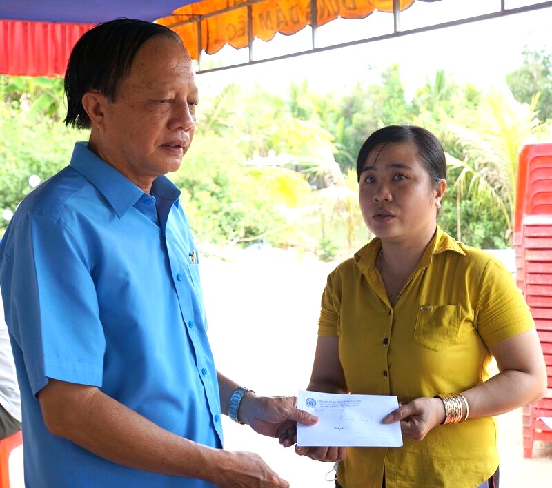 Chairman of the Confederation of Labor of Bac Lieu province Nguyen Van Khanh supports relatives of workers who have suffered occupational accidents. Photo: Nhat Ho