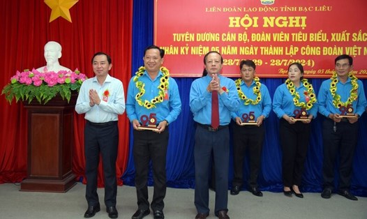 Tuyên dương cán bộ Công đoàn nhân kỷ niệm 95 năm Ngày thành lập Công đoàn Việt Nam tại tỉnh Bạc Liêu. Ảnh: Nhật Hồ