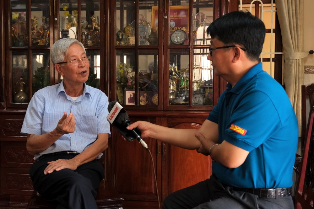 Mr. Doan talked with Lao Dong Newspaper reporters about his memories with the newspaper. Photo: Phong Linh.