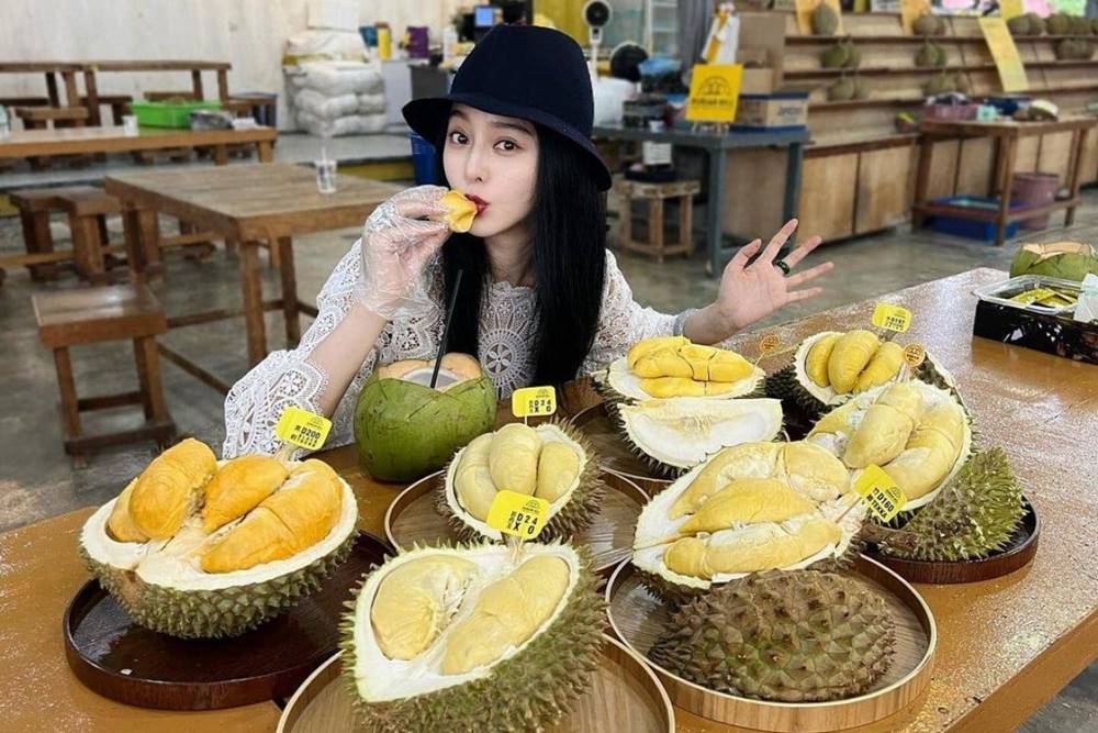 Pham Bang Bang shows off photos of herself eating durian