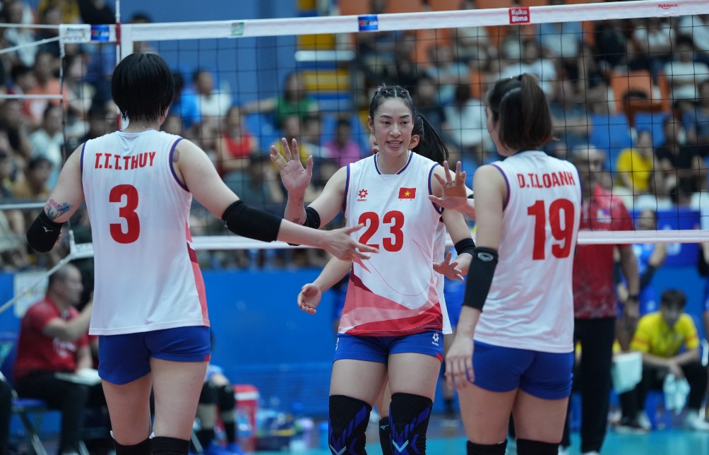 Tra Giang plays the role of "big sister" in the Vietnamese women's volleyball team. Photo: AVC