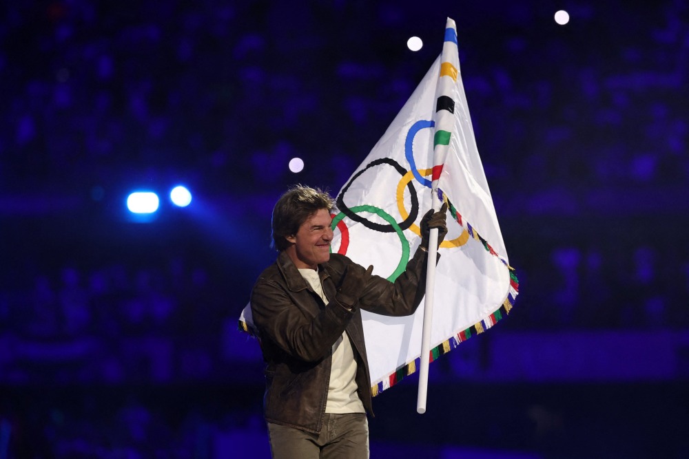 Tài tử Tom Cruise xuất hiện và “mang lá cờ Olympic về Hollywood“. Ảnh: Olympic Games