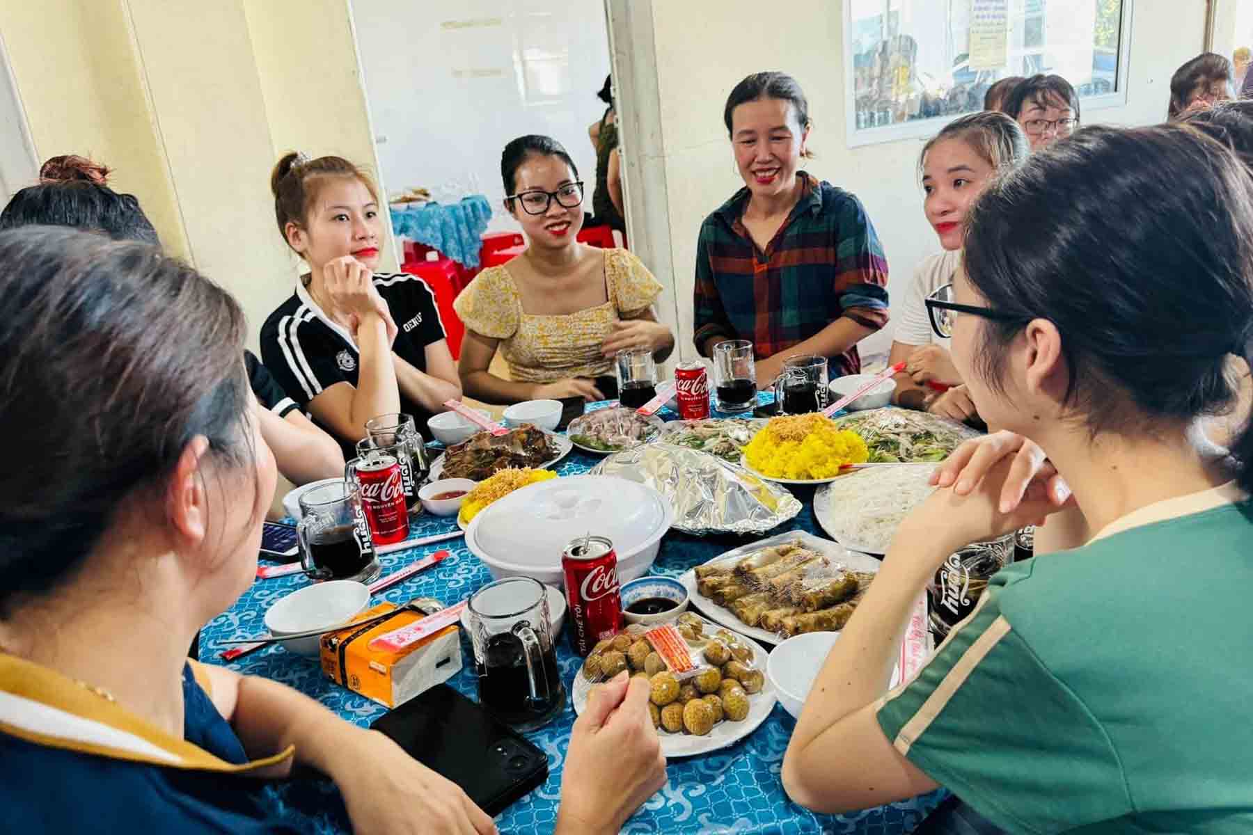 Union meal at Dang Nhat Garment and Trading Company Limited. Photo: Tran Tuan.