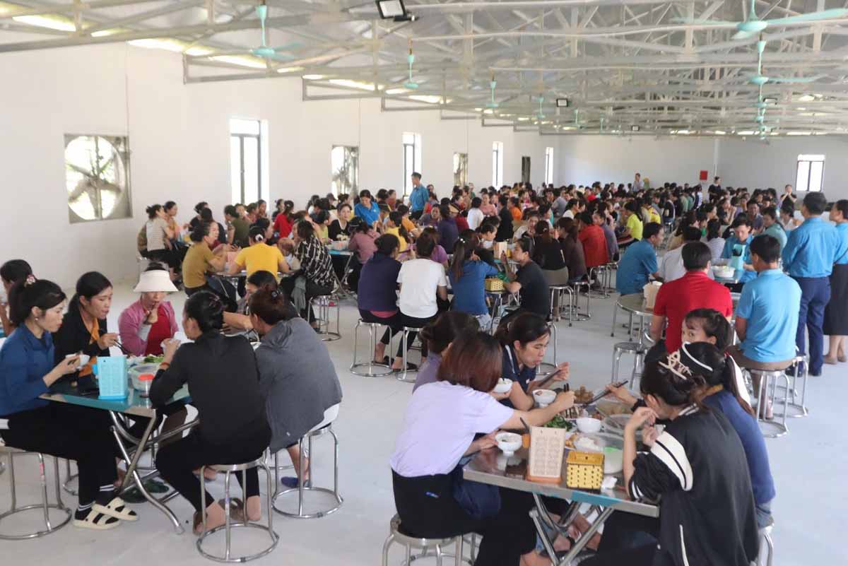 Union meal at BGG Huong Son Garment Joint Stock Company. Photo: Tran Tuan.