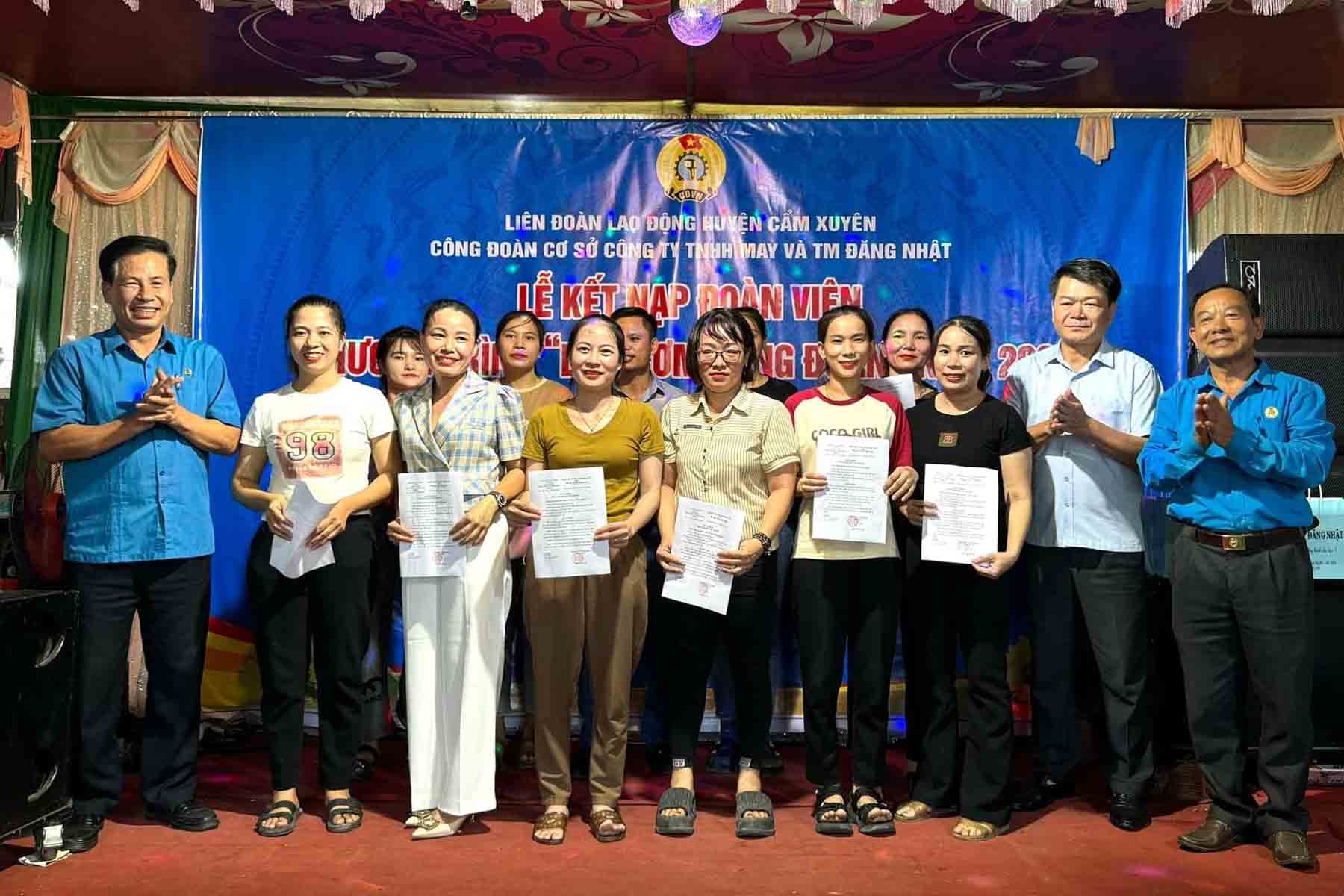 Admission of 11 union members before the union meal at Dang Nhat Garment and Trading Co., Ltd. Photo: Tran Tuan.