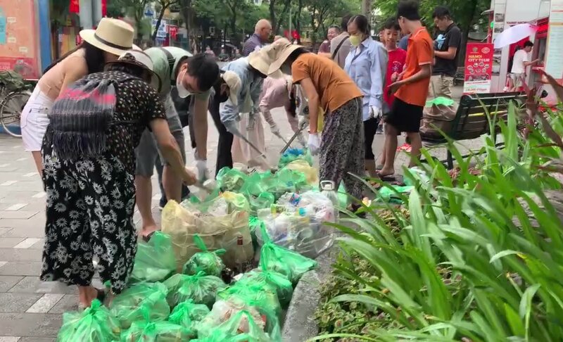 Nhóm tình nguyện tham gia vệ sinh, nhặt rác quanh Hồ Gươm hơn 10 năm qua. Ảnh: Công Hòa