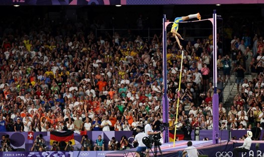 Mondo Duplantis có thể phá sâu kỷ lục nhưng vẫn đi theo từng bước. Ảnh: Olympic Games