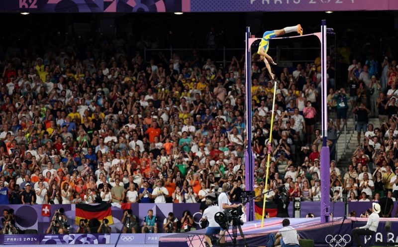 Mondo Duplantis có thể phá sâu kỷ lục nhưng vẫn đi theo từng bước. Ảnh: Olympic Games