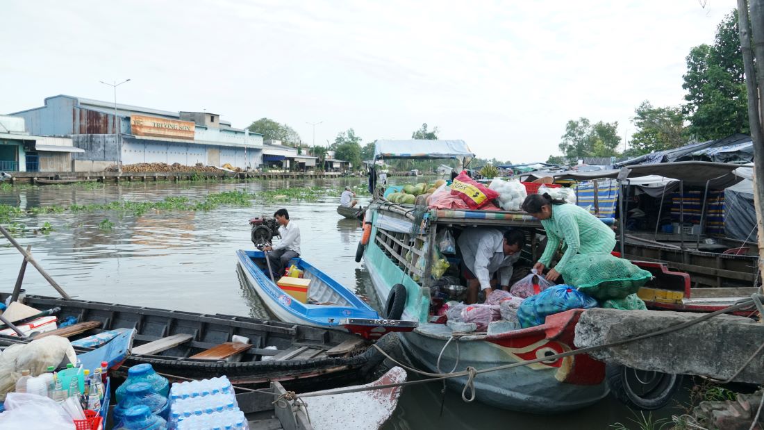 Chợ nổi Ngã Năm nơi từng là địa điểm giao thương sầm uất hiện chỉ còn vài chục ghe xuồng. Ảnh: Phương Anh