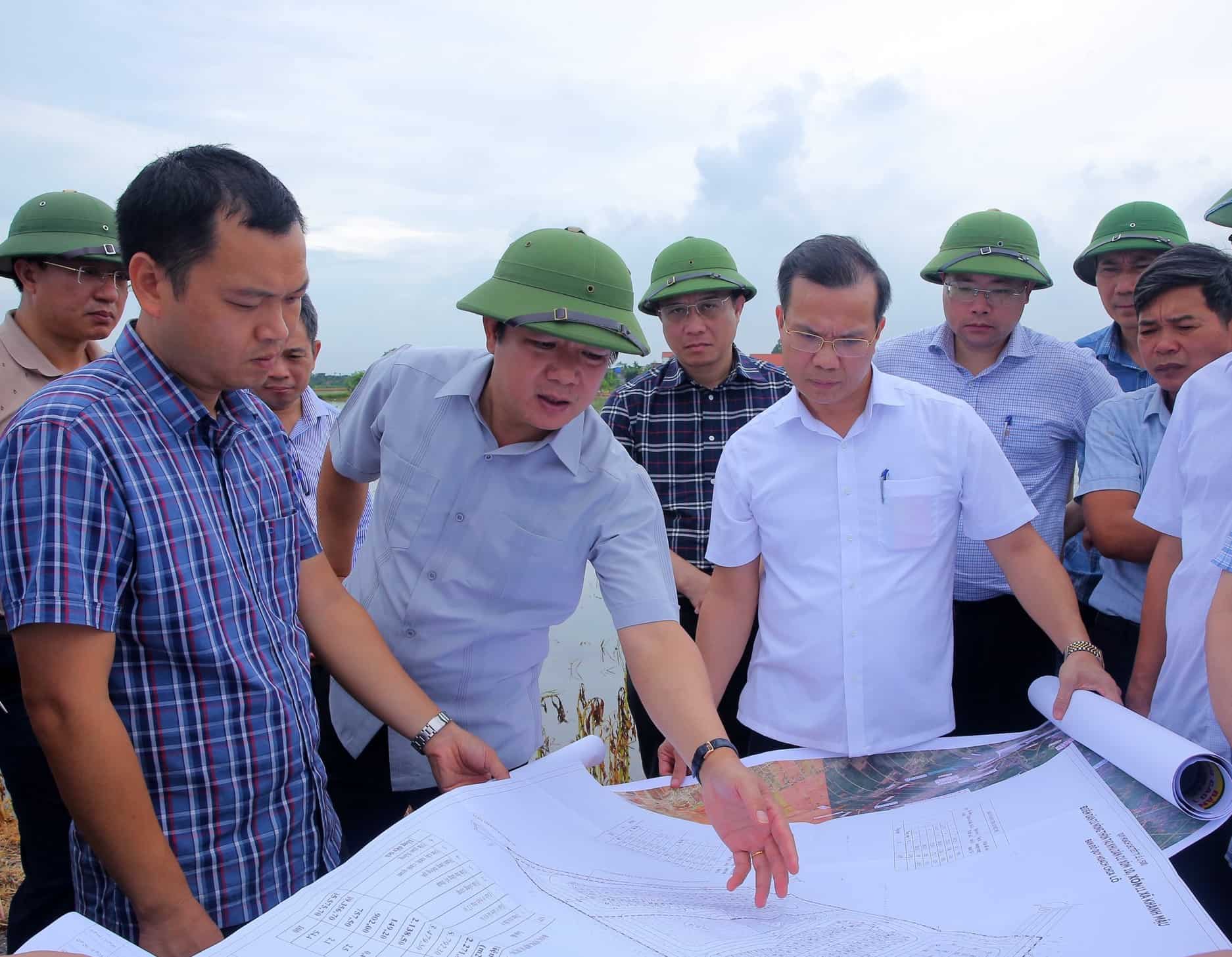 Mr. Pham Quang Ngoc - Chairman of Ninh Binh Provincial People's Committee (second from left), inspects the investment preparation work of the Ninh Binh - Hai Phong Expressway Project, section passing through Ninh Binh province. Photo: Nguyen Truong