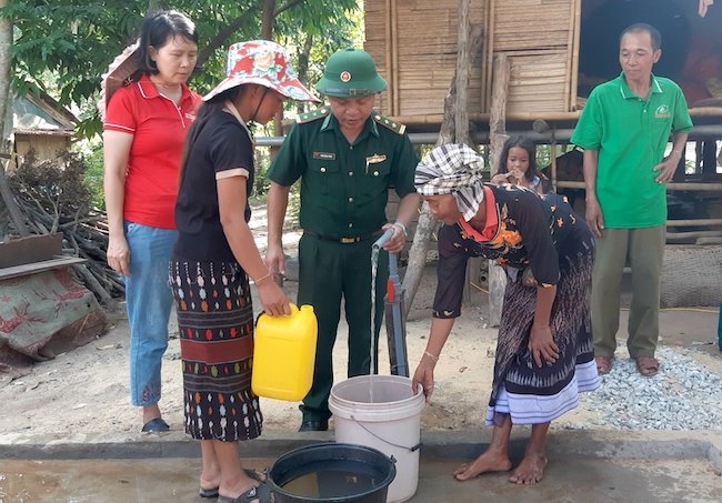 Người dân nơi đây phấn khởi khi có nước sạch. Ảnh: Công Sáng