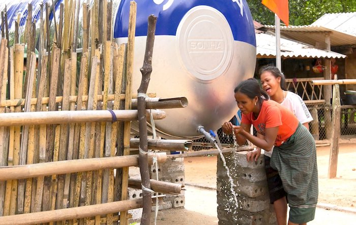 Người dân vùng cao Quảng Bình đón nhận niềm vui khi nước sạch về bản. Ảnh: Công Sáng