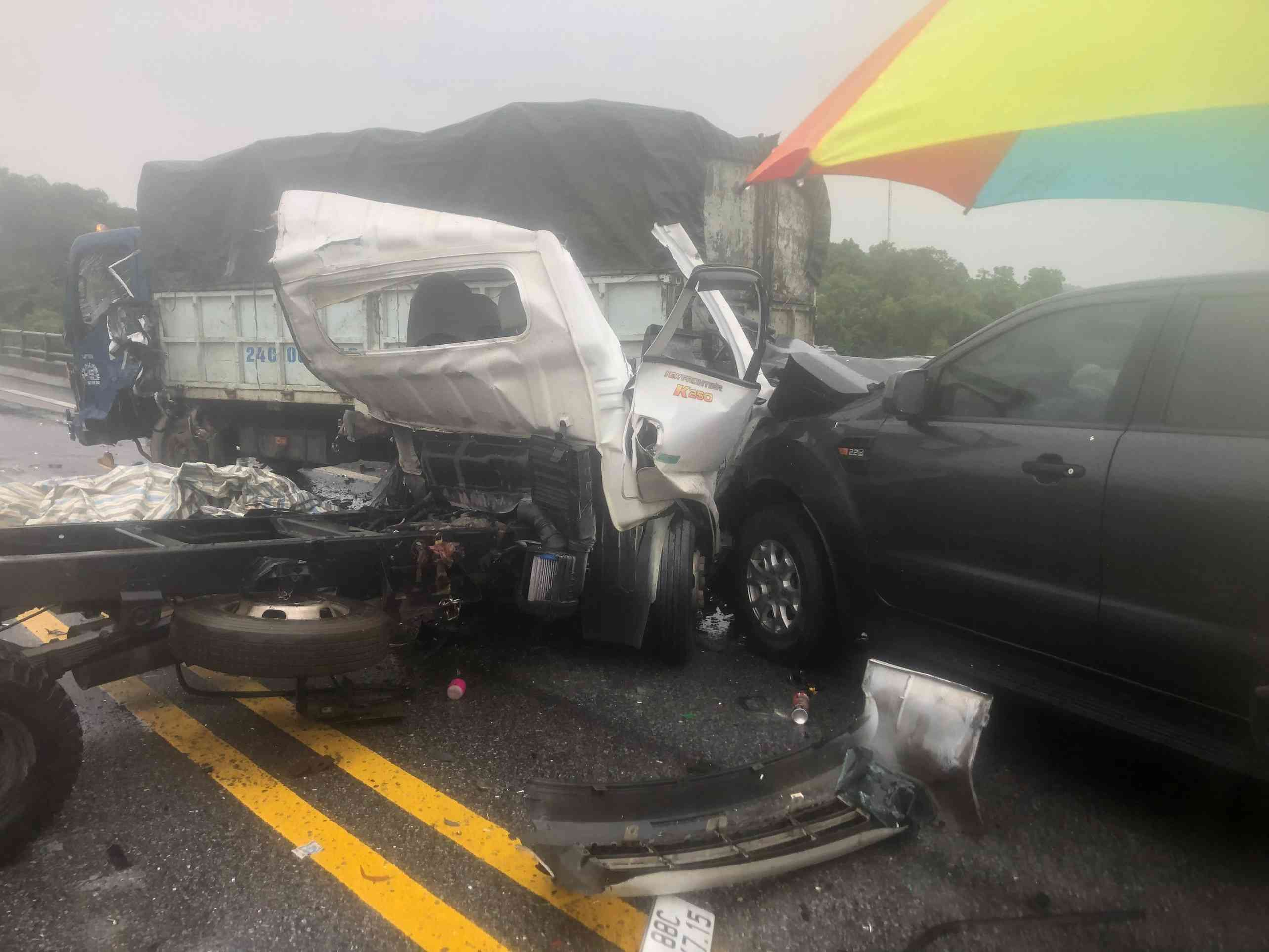 Between  3 cars on Noi Bai - Lao Cai highway. Photo: The supplier.