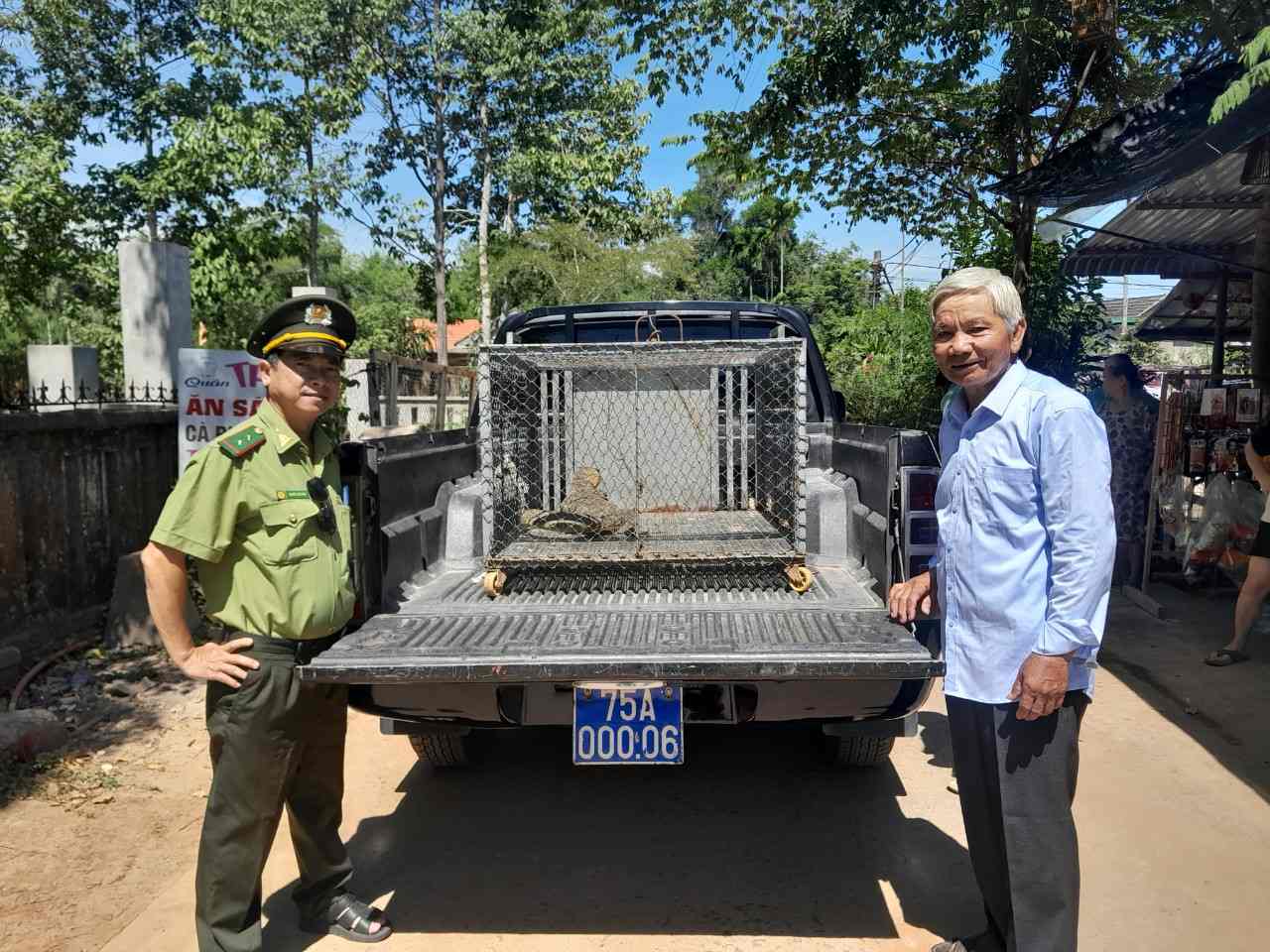 Lực lượng chức năng tiếp nhận cá thể kỳ đà quý hiếm do người dân giao nộp. Ảnh: Thanh Đoàn.