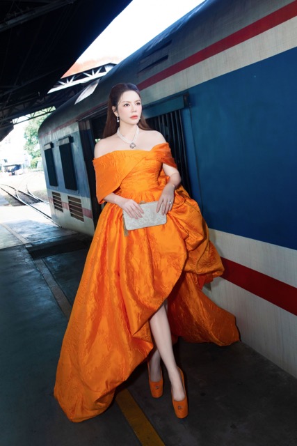 However, to make herself different and stand out, the actress Gio Nguoc Mua chose a flowing design with a highlight on the lower body with a high slit and an off-shoulder upper body and chose a pair of ton sur ton shoes. 