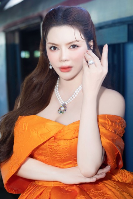 Besides, Ly Nha Ky also attracts viewers with her expensive pearl jewelry set. 