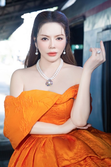 It is known that actress Ly Nha Ky's dress design was inspired by the classic beauty of the 1950s. This is a design that honors the charming and sexy beauty with the off-shoulder part that fully shows off her porcelain white skin and slender shoulders. 