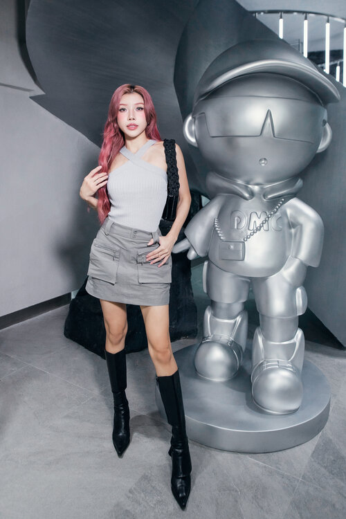 Singer Trang Phap combines a cross-knit shirt with a short box-pocket skirt and wears high-top boots. Photo: Kien Can