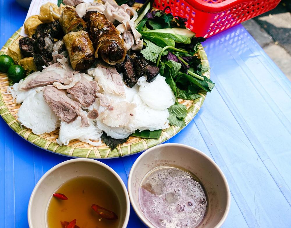 Bean vermicelli served with fish sauce and shrimp paste. Photo: Mini Choco