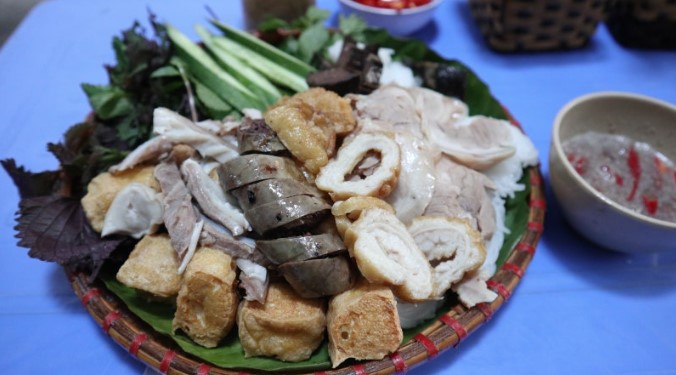 Hanryang tried a set of vermicelli noodles priced at 60,000 VND in Hanoi. Photo: Kim Hanryang