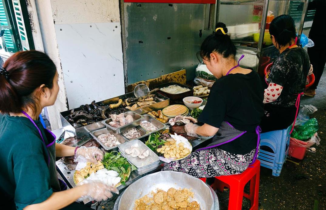 A shop of vermicelli with tofu and shrimp paste in a small alley. Photo: Mimi Choco