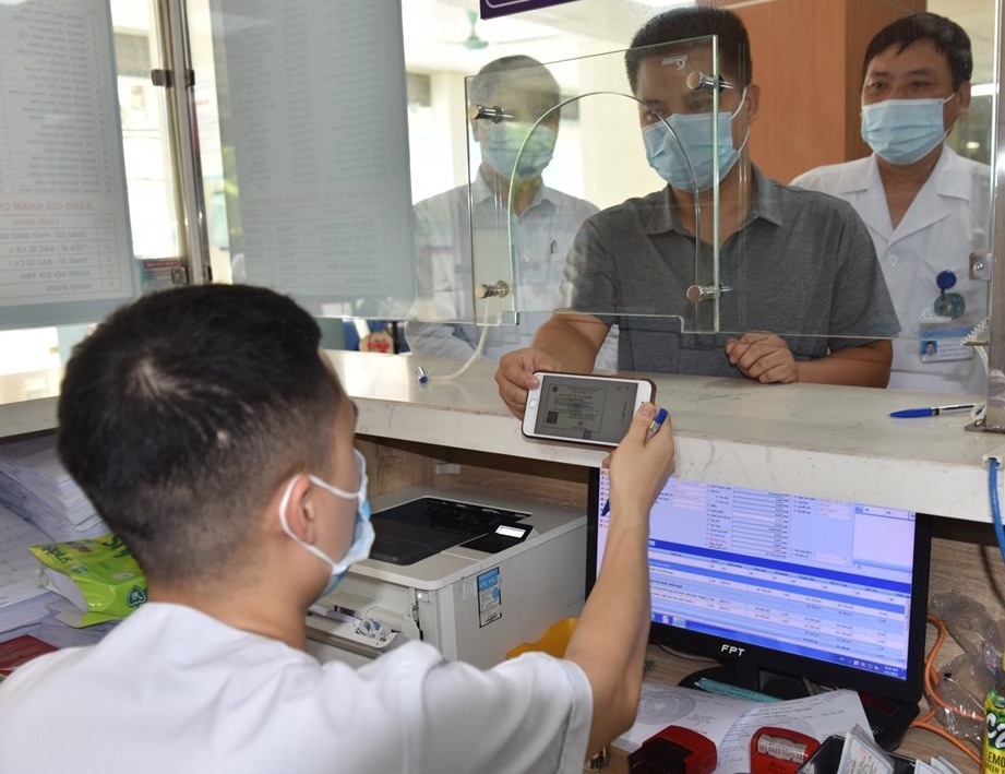Người dân dùng hình ảnh thẻ BHYT trên ứng dụng VssID - BHXH số để đi khám chữa bệnh. Ảnh: BHXH Việt Nam