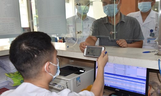 Người dân dùng hình ảnh thẻ BHYT trên ứng dụng VssID - BHXH số để đi khám chữa bệnh. Ảnh: BHXH Việt Nam