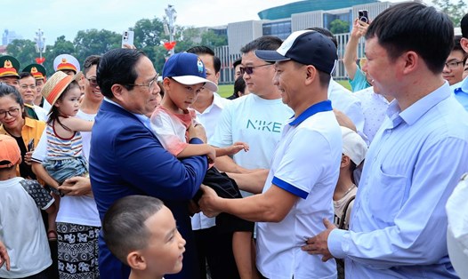 Thủ tướng Chính phủ Phạm Minh Chính trò chuyện với du khách thăm Lăng Chủ tịch Hồ Chí Minh. Ảnh: Nhật Bắc