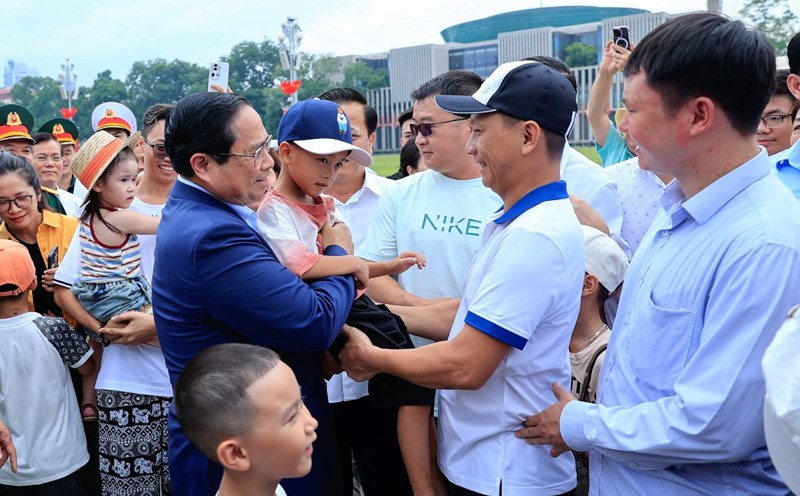 Thủ tướng Chính phủ Phạm Minh Chính trò chuyện với du khách thăm Lăng Chủ tịch Hồ Chí Minh. Ảnh: Nhật Bắc