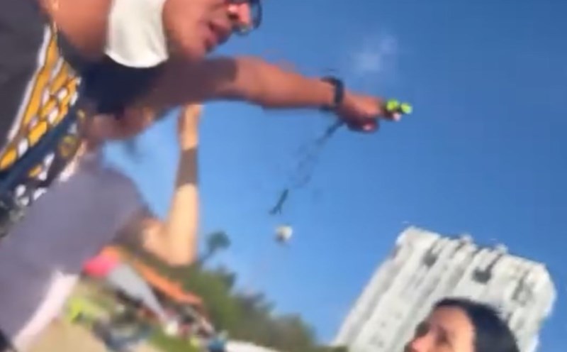 Hình ảnh nam thanh niên có hành vi chửi tục, đe dọa, đuổi nhóm du khách khỏi bãi tắm Bãi Sau TP Vũng Tàu. Ảnh cắt từ clip