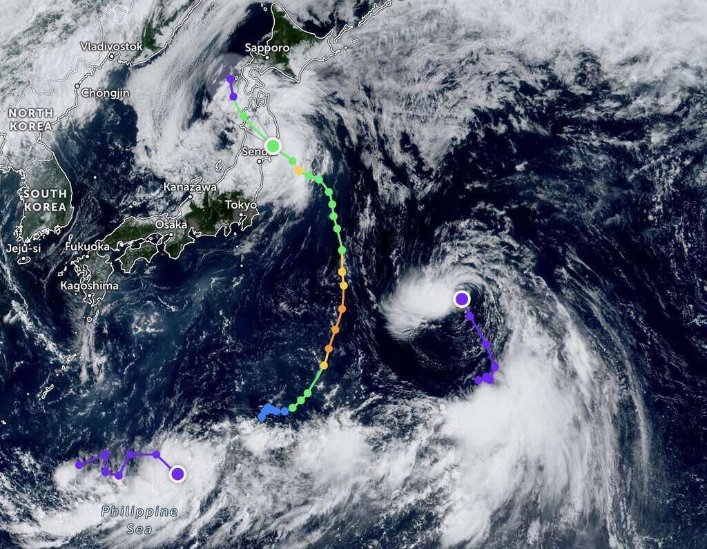 Storm No. 5 Maria (middle) made landfall in Japan while a new low pressure just formed in the western Pacific Ocean (right) and a low pressure near the East Sea formed on August 10. Photo: Zoom Earth