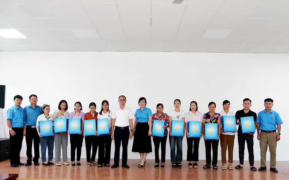 Công đoàn ngành Y tế Hà Nội trao hỗ trợ cho người lao động Trung tâm Y tế huyện Chương Mỹ. Ảnh: CĐCS