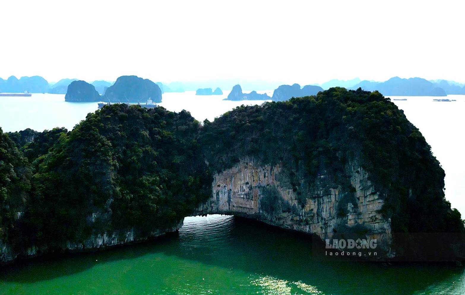 Cổng vào làng chài Vung Viêng, vịnh Hạ Long có kiến trúc tự nhiên tuyệt mĩ. Ảnh: Nguyễn Hùng