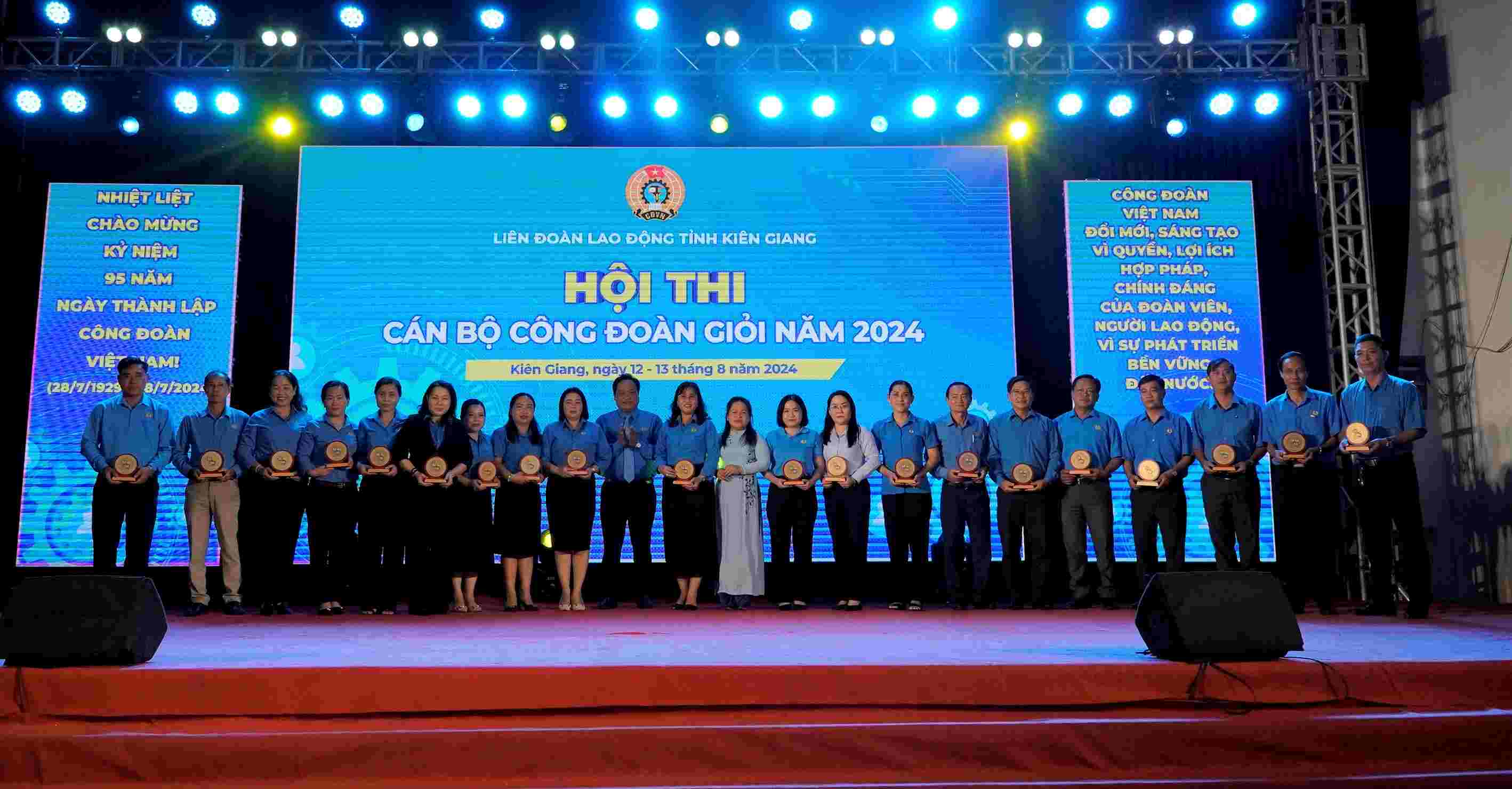 20 units participating in the 2024 Good Trade Union Officer contest received souvenir logos from the Organizing Committee. Photo: Nguyen Anh