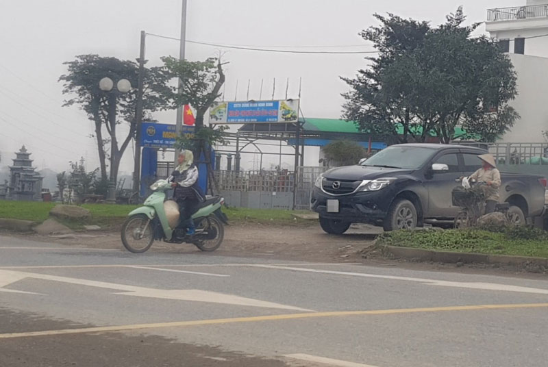 Người dân tự ý phá dải phân cách trên tuyến QL1A đoạn tránh thành phố Ninh Bình để làm lối sang đường. Ảnh: Nguyễn Trường