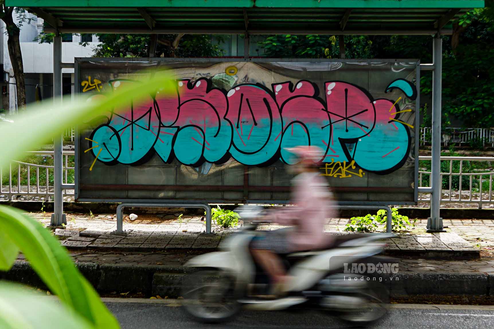 Not only is there graffiti at the foot of Ring Road 2, bus stops on this route are also dirty.