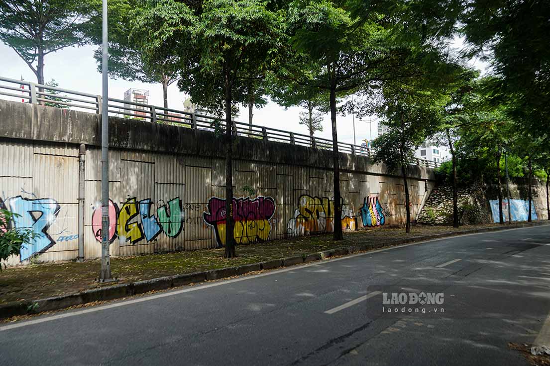 Recently, along Buoi street (at the foot of Ring Road 2 directions from Vo Chi Cong to Lang street) dense graffiti appeared. Many walls are sprayed with paint, causing loss of urban aesthetics.