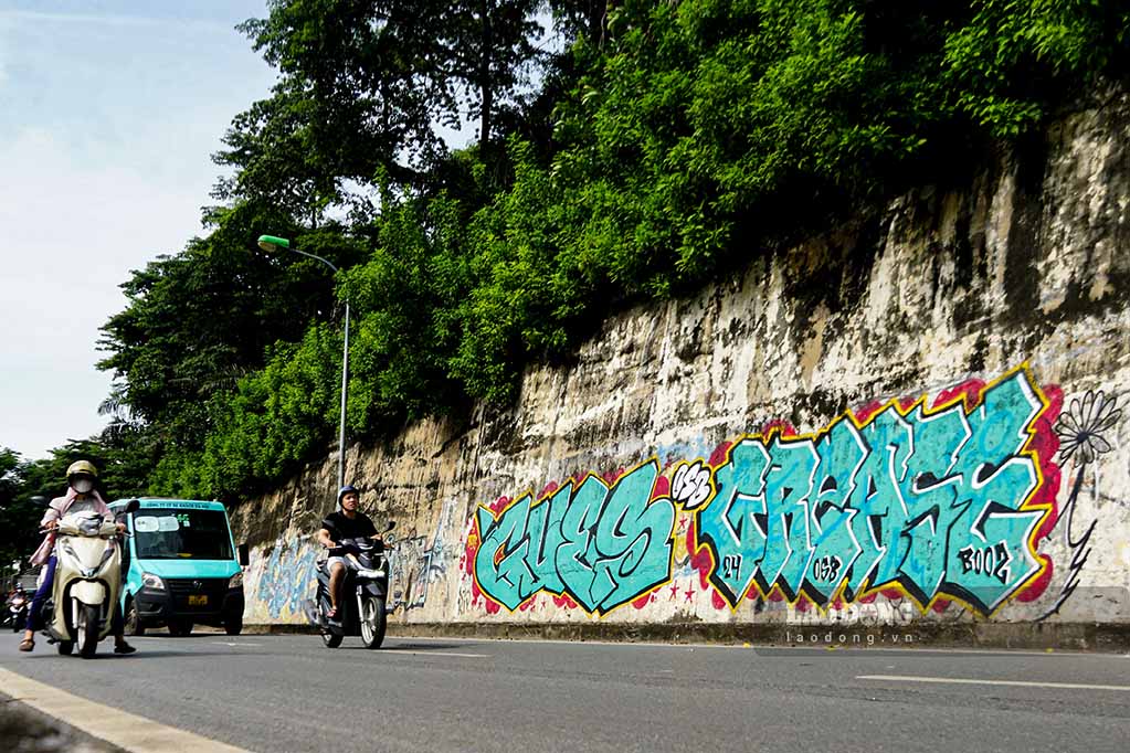 Regarding this behavior, Associate Professor Dr. Le Quy Duc, former Deputy Director of the Institute of Culture and Development (Ho Chi Minh National Academy of Politics) assessed that many people believe that the drawings on the wall are "street art". "but in reality, no culture today accepts the act of secretly and recklessly leaving traces with ugly drawings, staining streets, and destroying public works.