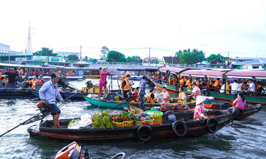 Các tàu chở khách du lịch chiếm phần lớn trên chợ nổi Cái Răng, Cần Thơ. Ảnh: Yến Phương