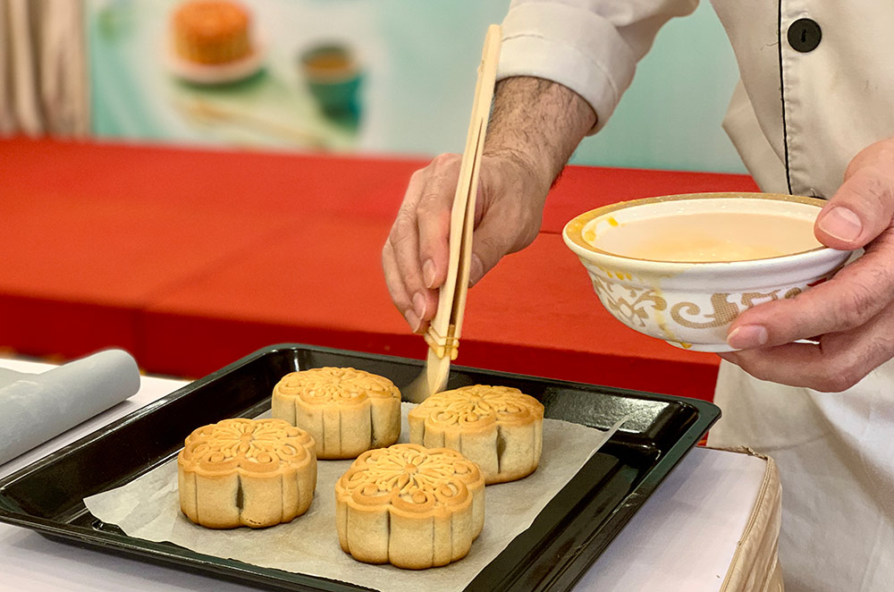 After being baked for the first time, Autumn Cake will be coated with an additional layer of egg at the rate of one whole egg, and four yolks will be beaten well for a golden, fragrant crust. Photo: Pham Huyen