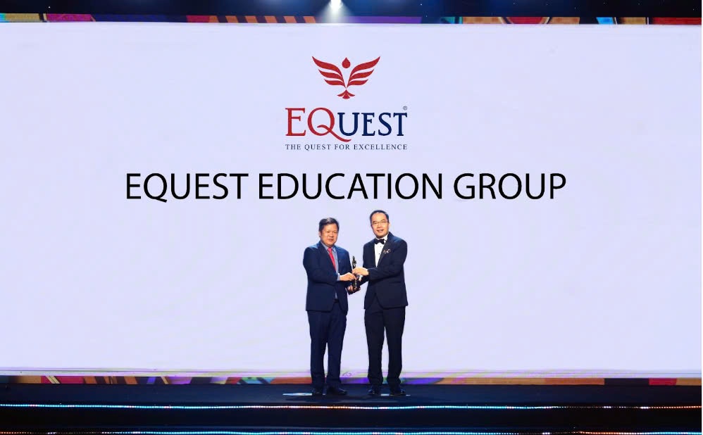 Mr. Dam Quang Minh, Deputy General Director of EQuest Education Group, represented the Group to receive the "Best Place to Work in Asia" award from HR Asia  