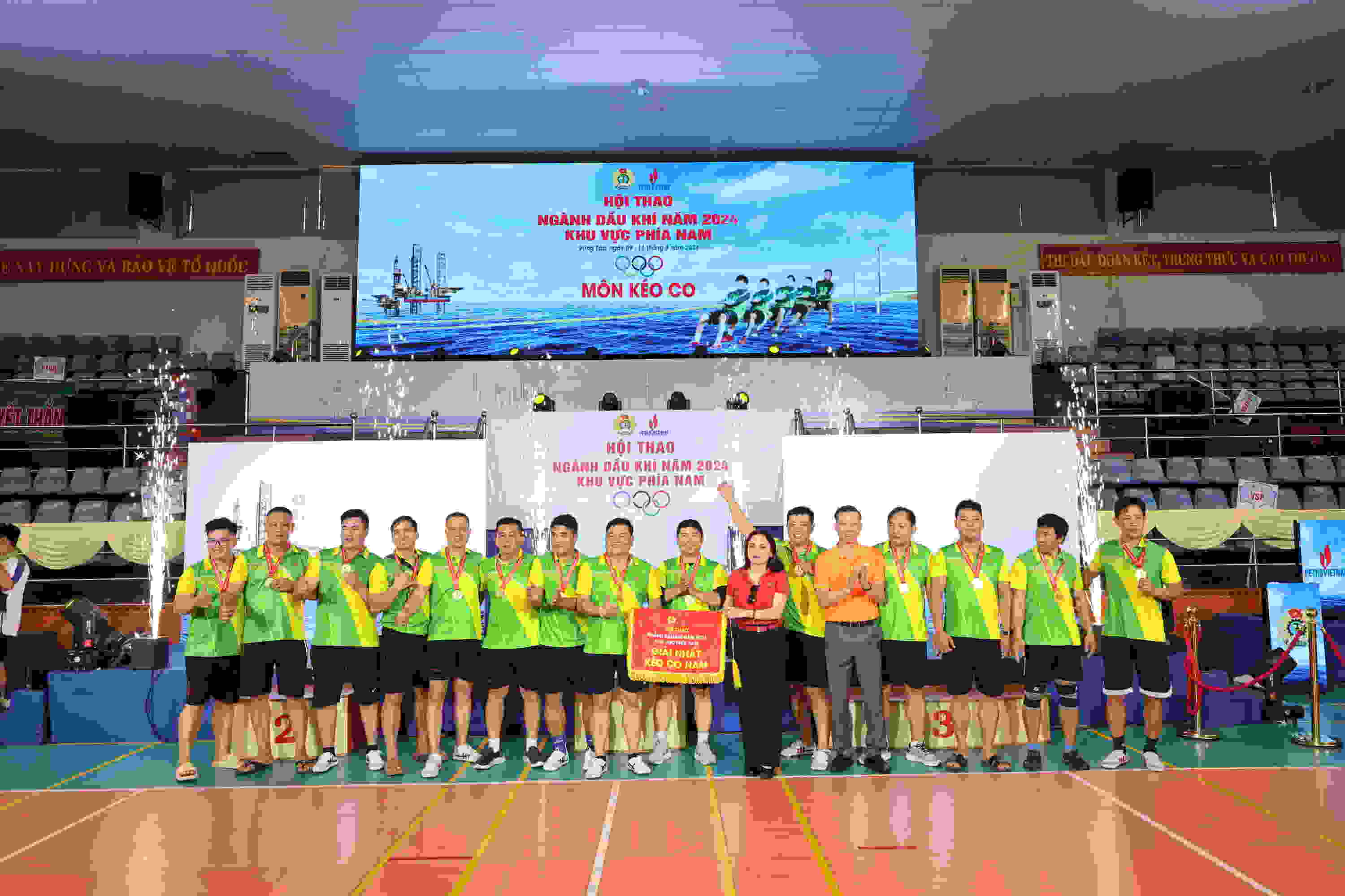 Trao Giải Nhất môn Kéo co tại Hội thao ngành Dầu khí năm 2024 khu vực phía Nam. Ảnh: CĐN