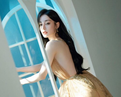 Địch Lệ Nhiệt Ba giữ gìn vóc dáng đẹp "vạn người mê" suốt nhiều năm qua. Ảnh: Xinhua