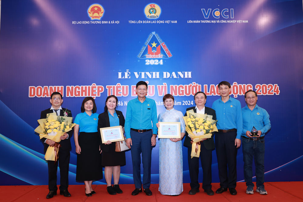 Bà Phạm Thị Thanh Tâm (thứ 2, từ trái sang) cùng ông Nguyễn Ngọc Hiển - Ủy viên Đoàn chủ tịch Tổng LĐLĐVN, Tổng Biên tập Báo Lao Động (thứ tư, từ trái sang) và đại diện các doanh nghiệp tại Lễ vinh danh Doanh nghiệp tiêu biểu vì người lao động năm 2024. Ảnh: Hải Nguyễn