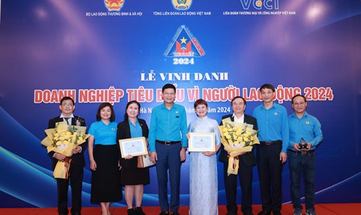 Bà Phạm Thị Thanh Tâm (thứ 2, từ trái sang) cùng ông Nguyễn Ngọc Hiển - Ủy viên Đoàn chủ tịch Tổng LĐLĐVN, Tổng Biên tập Báo Lao Động (thứ tư, từ trái sang) và đại diện các doanh nghiệp tại Lễ vinh danh Doanh nghiệp tiêu biểu vì người lao động năm 2024. Ảnh: Hải Nguyễn