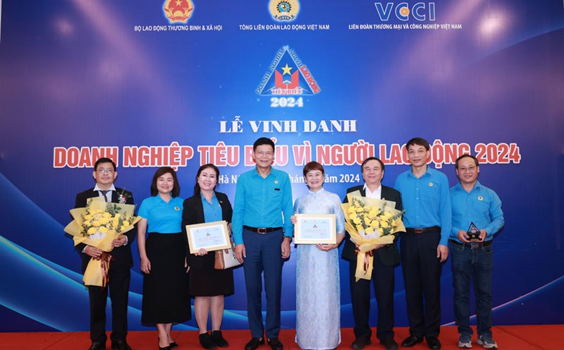 Bà Phạm Thị Thanh Tâm (thứ 2, từ trái sang) cùng ông Nguyễn Ngọc Hiển - Ủy viên Đoàn chủ tịch Tổng LĐLĐVN, Tổng Biên tập Báo Lao Động (thứ tư, từ trái sang) và đại diện các doanh nghiệp tại Lễ vinh danh Doanh nghiệp tiêu biểu vì người lao động năm 2024. Ảnh: Hải Nguyễn